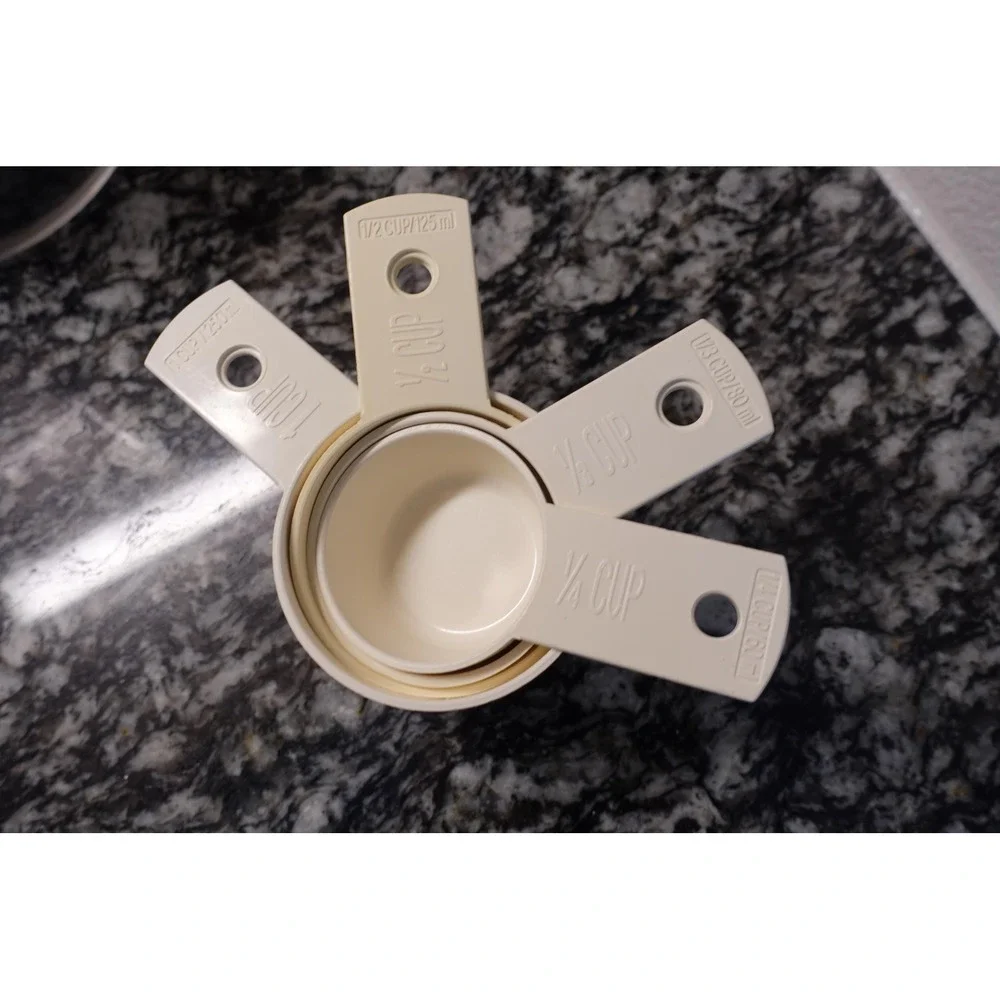 Vintage Pyrex Accessory measuring cups set of 4 off white‎ color baking utensils